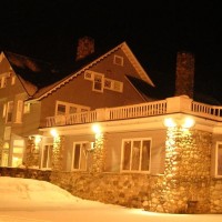 The Hartness House Inn at night