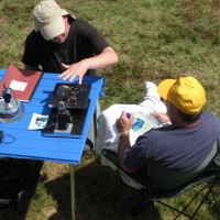 Al Hall demonstrates optical testing equipment at Stellafane