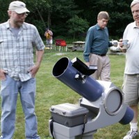 Bob Horton shows his telescope to Frank Dubeau at July 2008 Cookout